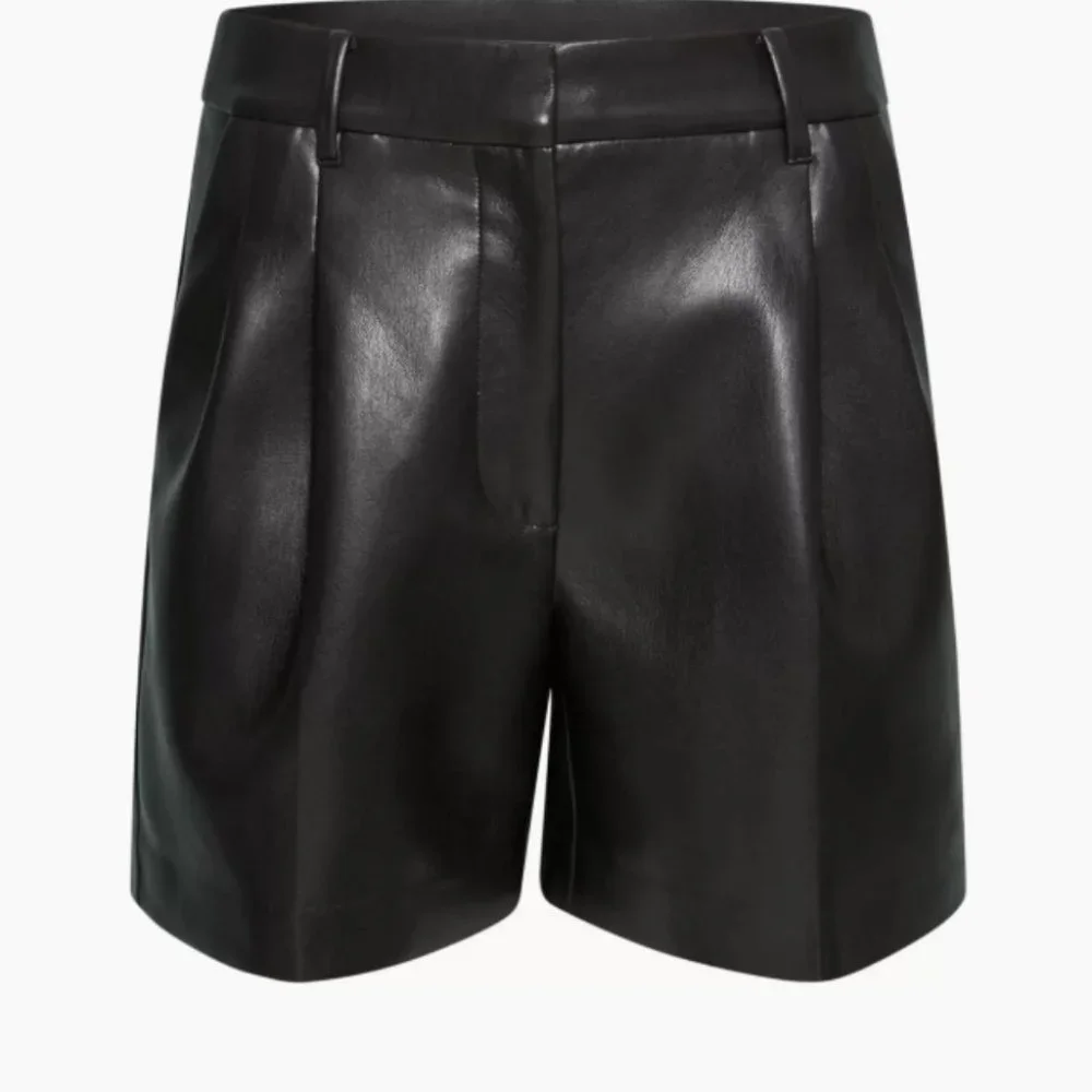 Aritzia Wilfred Black Effortless High-waisted, pleated faux leather shorts 4 - Picture 16 of 16